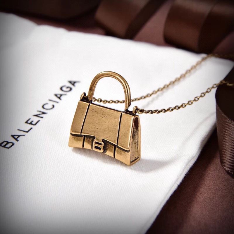 Ba*len*cia*ga necklaces